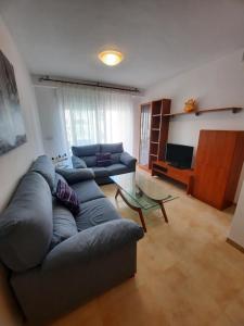sala de estar con sofá y mesa en Amplio apartamento céntrico, en Peñíscola
