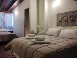 um quarto com uma cama com duas almofadas em Nacientes del Limay, Dina Huapi em Dina Huapi