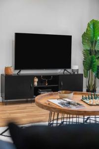 En TV eller et underholdningssystem på Modern 2 Bedroom Townhouse Flat in King’s Cross