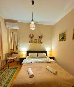 - une chambre avec un grand lit et 2 serviettes dans l'établissement Sky Guest House, à Tbilissi