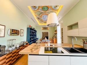 Kuchyň nebo kuchyňský kout v ubytování Vanvitelli Palace B&b