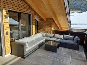 een patio met een bank en een tafel bij Apartment Hoamat in Fulpmes