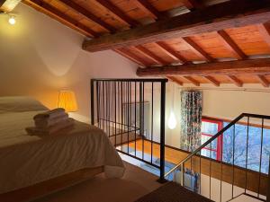 1 dormitorio con cama y ventana en Borgo La Capraia en Castelfranco di Sopra