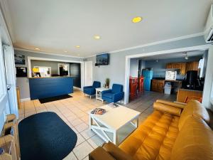 un soggiorno con divano e tavolo di Flagship Inn a Boothbay Harbor