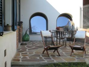a patio with two chairs and a table on a patio at beppe country house in Asti