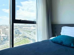 una camera con un letto e una grande finestra di Modern 2BD Panoramic view downtown a Istanbul