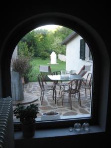 an arched window of a patio with a table and chairs at beppe country house in Asti