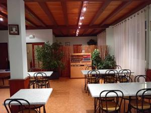 Restauracja lub miejsce do jedzenia w obiekcie LE PETIT VERMONDOIS