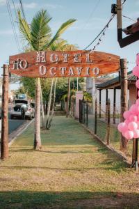 Ein Schild, auf dem Hollywoodschaukel auf einer Straße steht. in der Unterkunft Hotel Octavio in Itatí