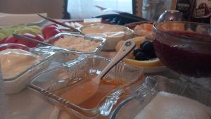 einen Tisch mit einem Haufen verschiedener Arten von Speisen in der Unterkunft Baleni in Sisian