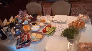 einen Tisch mit Teller mit Lebensmitteln darüber in der Unterkunft Baleni in Sisian