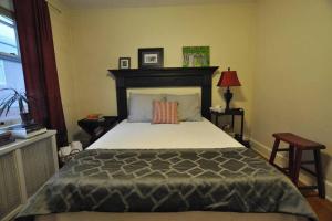 Łóżko lub łóżka w pokoju w obiekcie Housepitality- Cincinnati Friends and Family House