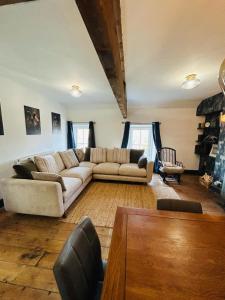 una sala de estar con un sofá y una mesa en Dolgellau Grand Heights Apt, en Dolgellau
