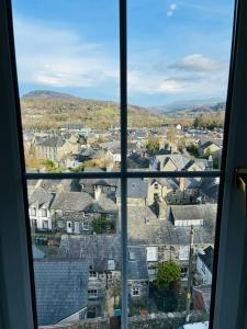 una vista de una ciudad desde una ventana en Dolgellau Grand Heights Apt, en Dolgellau