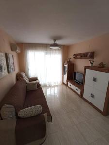 a living room with a couch and a television at Apartamento en Magic World. Nueva Marina Dor in Oropesa del Mar