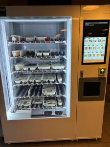 シャルルロワにあるDC Hotel Charleroi Airportのオープン冷蔵庫(食品入り)