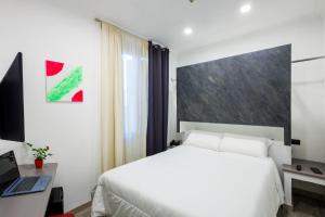 Postel nebo postele na pokoji v ubytování Crossroad Hotel