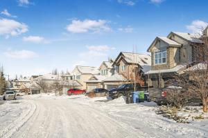 uma rua nevada num bairro residencial com casas em Cozy 2-Bedroom Basement Suite Retreat Calgary em Calgary