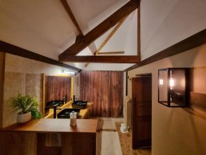 cocina grande con paredes de madera y encimera en 2 Suites dans demeure authentique du XVÈME 