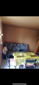 ein kleines Zimmer mit einem Bett und einem Sofa in der Unterkunft Chata Dominika in Dolná Strehová