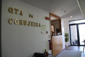 un corridoio con un cartello che legge la conferenza sul muro di Quinta da Corujeira a Vila Real Altre 98 foto