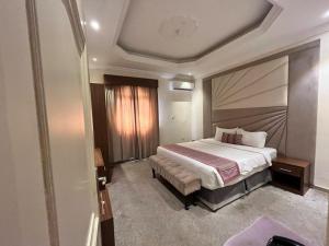 a bedroom with a large bed in a room at Holiday Plus Al Salamh- هوليداي بلس السلامه in Jeddah