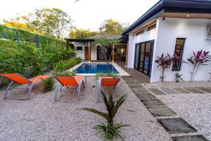 a backyard with a table and chairs and a pool at Grande Espiritu 2 bedroom Casita, close to beach, 2 queen beds in Refundores