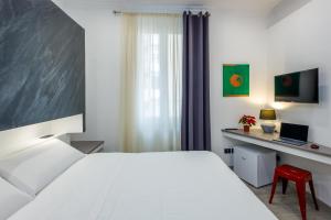 Postel nebo postele na pokoji v ubytování Crossroad Hotel