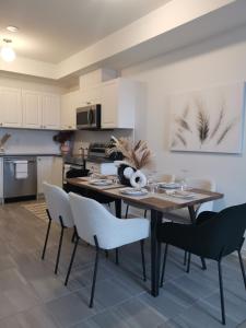 a kitchen with a table and chairs in a room at Beautiful, 4brd-3bthTownhome 7mins to Lakeshore in Barrie
