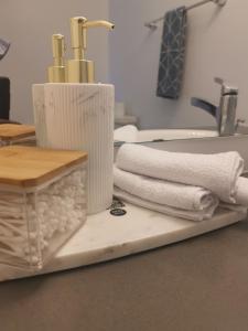 uma casa de banho com toalhas num balcão com um lavatório em Beautiful, 4brd-3bthTownhome 7mins to Lakeshore em Barrie