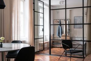 een kamer met een tafel en stoelen en een raam bij The Brewer apartments by Daniel&Jacob's in Kopenhagen