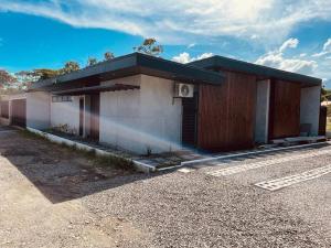 El edificio en el que está la casa vacacional