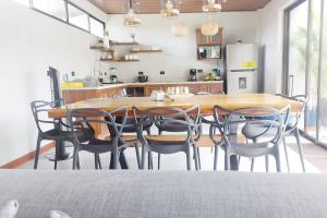 a kitchen and dining room with a wooden table and chairs at Casas Plamont in Fortuna