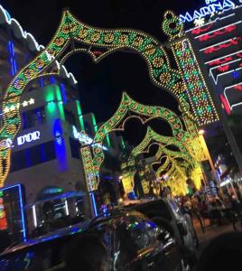 Eine nachts beleuchtete Stadt mit Weihnachtslichtern in der Unterkunft ESPECTACULAR APARTAMENTO FRENTE AL MAR in El Borseral