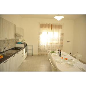 cocina con mesa y encimera en Villetta Rosa House 100 meters from the blue sea, en San Pietro in Bevagna
