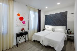 Postel nebo postele na pokoji v ubytování Crossroad Hotel
