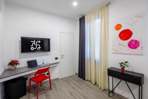 TV a/nebo společenská místnost v ubytování Crossroad Hotel