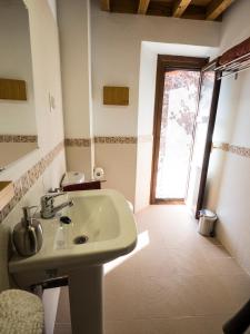 Koupelna v ubytování Posada Casa Juanes + 30 fotografií