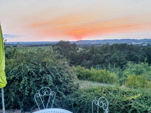 - une vue sur le coucher de soleil depuis la terrasse d'une maison dans l'établissement Idéal pour 2 - Moulin avec bain nordique et vue panoramique, à Galapian