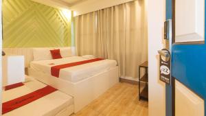 Ліжко або ліжка в номері RedDoorz @ Innzz Apartel