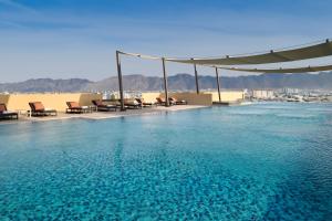 Bazén v ubytování Mövenpick Hotel & Apartments Ghala Muscat nebo v jeho okolí