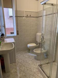 モンテロッソ・アル・マーレにあるAffittacamere Benvenuti Monterossoのバスルーム(トイレ、洗面台、シャワー付)