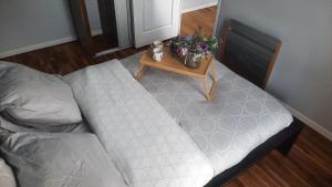 ein Schlafzimmer mit einem Bett und einem Tisch mit Blumen in der Unterkunft Appartement cosy Montreuil France in Montreuil