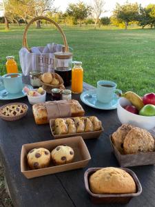 una mesa de picnic con galletas y otra comida. en Doña Hilda casa de campo en Mercedes