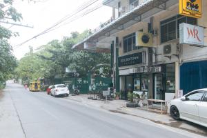 un coche blanco estacionado frente a un edificio en RedDoorz at Casa Buena Dormitel Davao City en Dávao