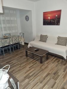 uma sala de estar com 2 camas e uma mesa de centro em Torrenostra Apartment em Grao de Castellón