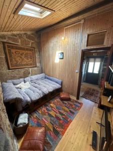 un sofá sentado en una habitación con una alfombra en Casa da Eira, 