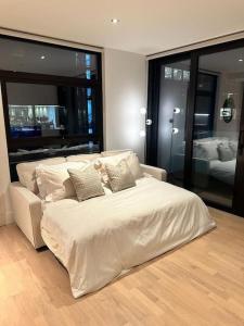 Tempat tidur dalam kamar di Stylist 2 Bedroom Apartment in Central London