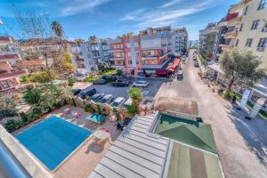 ein Apartment in der Stadt mit Pool in der Unterkunft Kleopatra ICARIA Apart Hotel in Alanya