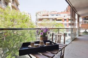 Rõdu või terrass majutusasutuses Barcino Inversions - Spacious Apartments near the City Center